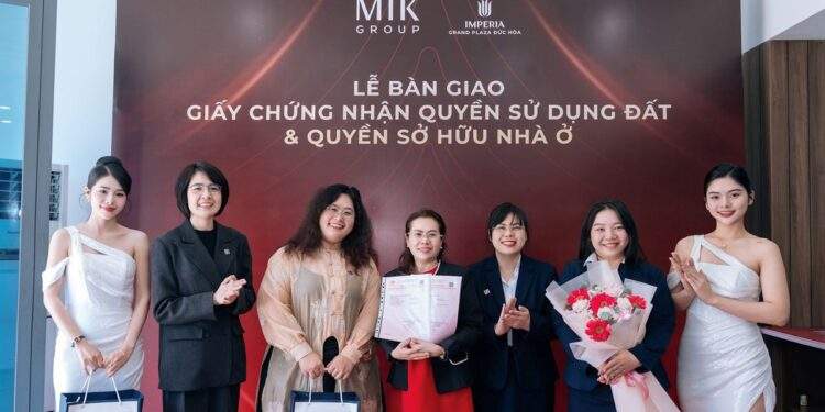 Imperia Grand Plaza Đức Hòa bàn giao sổ hồng cho gần 50 khách hàng