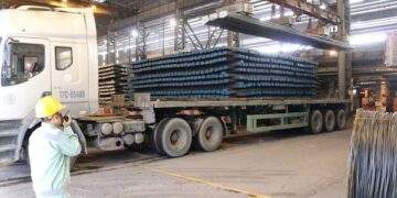 Kỷ lục 25.000 tấn thép xuất hành đầu xuân, Hòa Phát đỏ lửa xuyên Tết