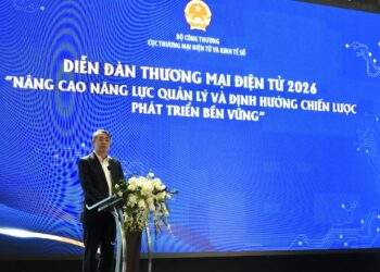 Ông Hoàng Ninh, Phó Cục trưởng Cục Thương mại điện tử và Kinh tế số phát biểu tại diễn đàn.