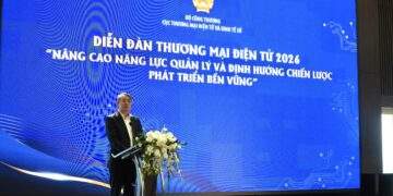 Ông Hoàng Ninh, Phó Cục trưởng Cục Thương mại điện tử và Kinh tế số phát biểu tại diễn đàn.