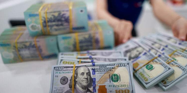 Lương 40 triệu vẫn trắng tay, bẫy giàu ảo của người trẻ