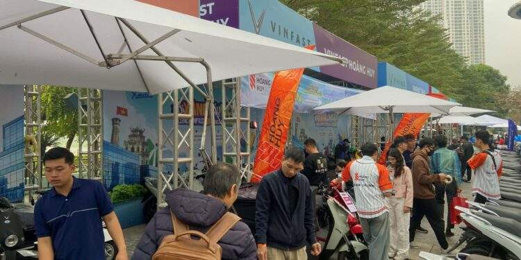 Khu vực tư vấn và trải nghiệm xe máy điện tại sự kiện thu hút đông đảo người dân tham gia. Ảnh: VinFast.