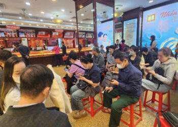 Người dân tiếp tục xếp hàng chật kín cửa hàng