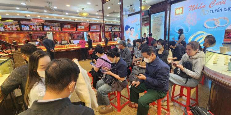 Người dân tiếp tục xếp hàng chật kín cửa hàng