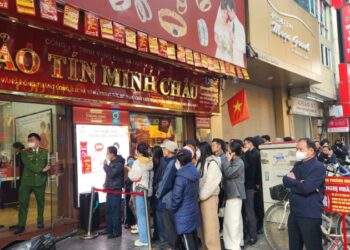 Người mua vẫn xếp hàng dài trước khi nhà vàng mở bán