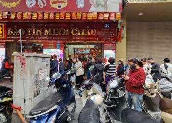 Người mua xếp hàng dài trở lại, nhà vàng giới hạn bán ra
