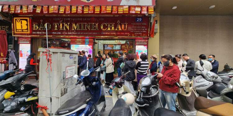 Người mua xếp hàng dài trở lại, nhà vàng giới hạn bán ra