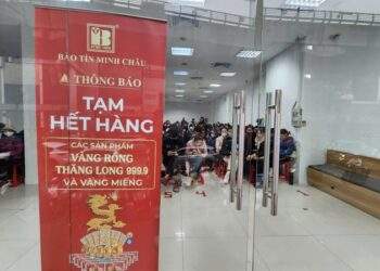 Người mua xếp hàng từ 6 giờ sáng, nhà vàng chưa mở bán đã hết