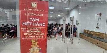 Người mua xếp hàng từ 6 giờ sáng, nhà vàng chưa mở bán đã hết