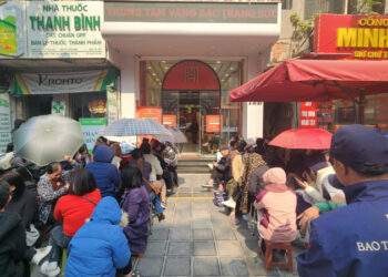 Người mua xếp hàng xuyên trưa, vây kín nhà vàng dù chưa mở bán