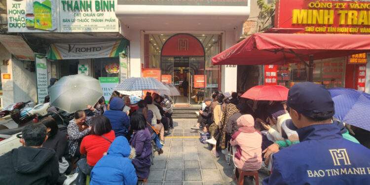 Người mua xếp hàng xuyên trưa, vây kín nhà vàng dù chưa mở bán