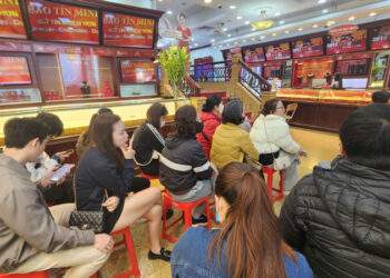 Nhà vàng bán không giới hạn, người mua xếp hàng kín chỗ