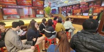 Nhà vàng bán không giới hạn, người mua xếp hàng kín chỗ