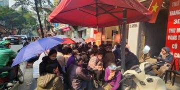 Nhà vàng bất ngờ bán không giới hạn