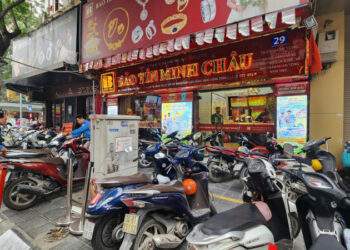 Nhà vàng đột ngột giảm lượng bán, người mua xếp hàng chật kín