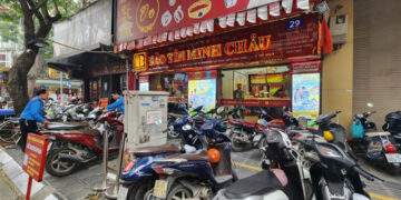 Nhà vàng đột ngột giảm lượng bán, người mua xếp hàng chật kín