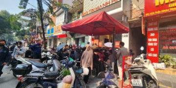 Nhiều người xếp hàng từ sáng đến chiều để mua 0,1 chỉ vàng