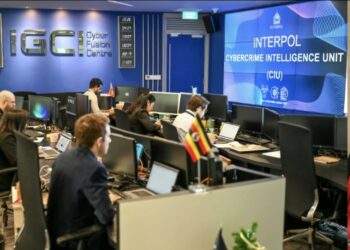 AFP được phép tham quan cơ sở chống tội phạm mạng đa chức năng của tổ chức, nơi các chuyên gia phân tích khối lượng dữ liệu khổng lồ. Ảnh: AFP