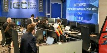 AFP được phép tham quan cơ sở chống tội phạm mạng đa chức năng của tổ chức, nơi các chuyên gia phân tích khối lượng dữ liệu khổng lồ. Ảnh: AFP