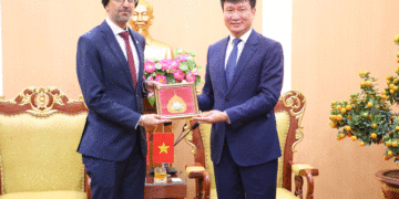 Chủ tịch UBND tỉnh Ninh Bình Trần Huy Tuấn trao quà lưu niệm cho Ngài Rajpal Singh, Đại sứ đặc mệnh toàn quyền nước Cộng hòa Singapore tại Việt Nam. Ảnh: An Na