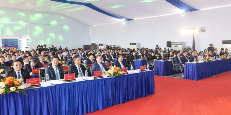 Các đại biểu dự Lễ khởi công. Ảnh: Viết Dư