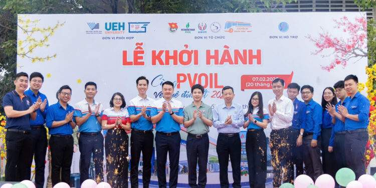 PVOIL tổ chức 25 chuyến xe miễn phí đưa hơn 1.000 sinh viên về quê đón Tết