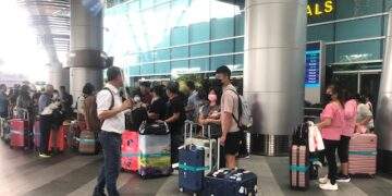 Khách quốc tế nhộn nhịp tại sân bay quốc tế Đà Nẵng. Ảnh Ngô Anh Văn