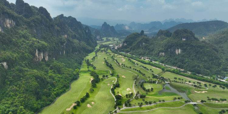 Toàn cảnh sân golf Phoenix CV Golf  Resort (Làng Rổng Vòng, Lương Sơn, Phú Thọ). Ảnh: CV Resort.
