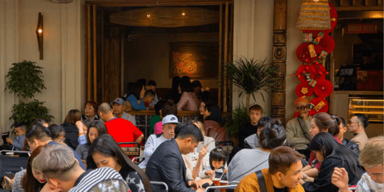 Quán cà phê địa phương ‘căng mình’ đón khách dịp Tết Nguyên đán