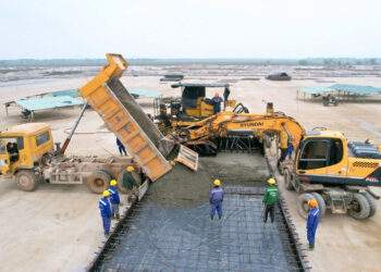 Thi công sân đỗ Cảng hàng không Quảng Trị. Ảnh: Đăng Đức