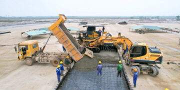 Thi công sân đỗ Cảng hàng không Quảng Trị. Ảnh: Đăng Đức