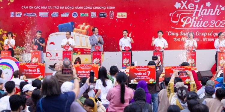 Saigon Co.op khởi hành 'Chuyến xe hạnh phúc' mùa 4 đưa 900 người về quê đón tết