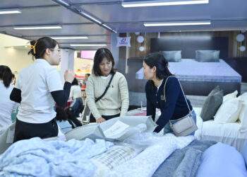 Nhiều sản phẩm đa dạng phục vụ nhu cầu mua sắm của người dân.