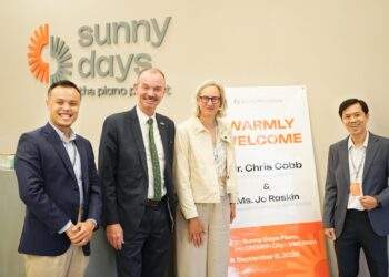 Ông Chris Cobb - CEO của ABRSM đến thăm Sunny Days Piano - Một trong ba Trường đối tác chính thức của ABRSM tại Đông Nam Á. Ảnh:  Sunny Days Piano.