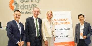Ông Chris Cobb - CEO của ABRSM đến thăm Sunny Days Piano - Một trong ba Trường đối tác chính thức của ABRSM tại Đông Nam Á. Ảnh:  Sunny Days Piano.