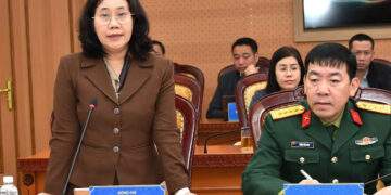 Bà Nguyễn Thị Hương, Cục trưởng Cục Thống kê báo cáo tại cuộc họp.