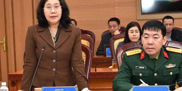 Bà Nguyễn Thị Hương, Cục trưởng Cục Thống kê báo cáo tại cuộc họp.