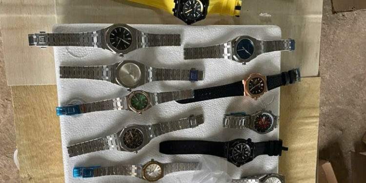 Thu giữ gần 900 đồng hồ giả nhãn hiệu Patek Philippe, Rolex