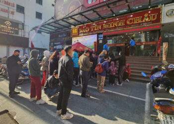 Tiến sát mức 160 triệu đồng/lượng, khách mua tiếp tục xếp hàng dài