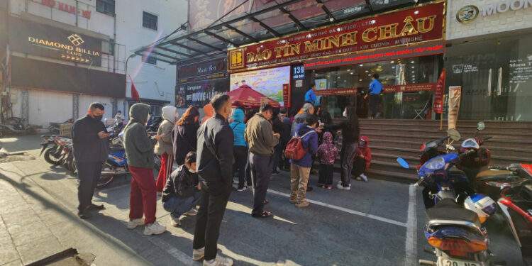 Tiến sát mức 160 triệu đồng/lượng, khách mua tiếp tục xếp hàng dài