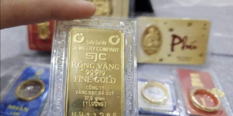 Tiếp đà lao dốc, thế giới thủng mốc 4.500 USD/ounce