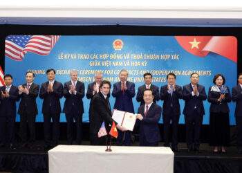 Tổng Bí thư Tô Lâm chứng kiến lễ trao giấy phép giữa Bộ Khoa học và Công nghệ và Công ty Starlink trao giấy phép cung cấp dịch vụ viễn thông có hạ tầng mạng (loại mạng viễn thông cố định vệ tinh) cho Công ty trách nhiệm hữu hạn Starlink Services Việt Nam; giấy phép cung cấp dịch vụ viễn thông có hạ tầng mạng (loại mạng viễn thông di động vệ tinh) cho Công ty trách nhiệm hữu hạn Starlink Services Việt Nam. Ảnh: TTXVN.