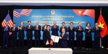 Tổng Bí thư Tô Lâm chứng kiến lễ trao giấy phép giữa Bộ Khoa học và Công nghệ và Công ty Starlink trao giấy phép cung cấp dịch vụ viễn thông có hạ tầng mạng (loại mạng viễn thông cố định vệ tinh) cho Công ty trách nhiệm hữu hạn Starlink Services Việt Nam; giấy phép cung cấp dịch vụ viễn thông có hạ tầng mạng (loại mạng viễn thông di động vệ tinh) cho Công ty trách nhiệm hữu hạn Starlink Services Việt Nam. Ảnh: TTXVN.