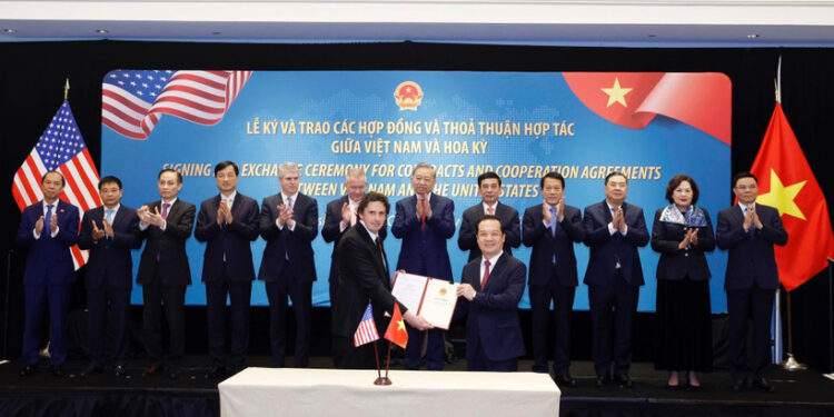 Tổng Bí thư Tô Lâm chứng kiến lễ trao giấy phép giữa Bộ Khoa học và Công nghệ và Công ty Starlink trao giấy phép cung cấp dịch vụ viễn thông có hạ tầng mạng (loại mạng viễn thông cố định vệ tinh) cho Công ty trách nhiệm hữu hạn Starlink Services Việt Nam; giấy phép cung cấp dịch vụ viễn thông có hạ tầng mạng (loại mạng viễn thông di động vệ tinh) cho Công ty trách nhiệm hữu hạn Starlink Services Việt Nam. Ảnh: TTXVN.