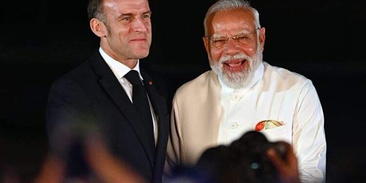 Thủ tướng Ấn Độ Narendra Modi đứng cùng Tổng thống Pháp Emmanuel Macron trong lễ khai mạc Năm Đổi mới và Giao lưu Văn hóa Ấn Độ-Pháp. Ảnh: AP