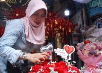 Valentine vào sát Tết, nhiều sạp hoa ở TPHCM đìu hiu