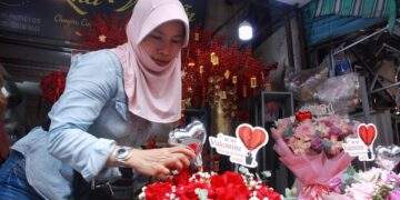 Valentine vào sát Tết, nhiều sạp hoa ở TPHCM đìu hiu