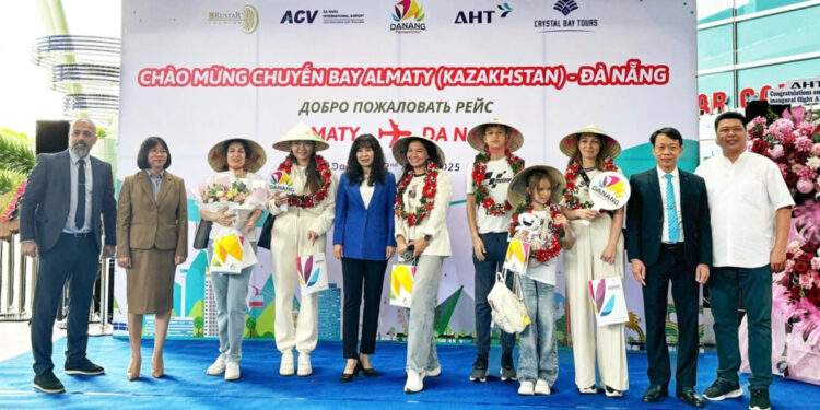 Chuyến bay charter đầu tiên từ Almaty đến Đà Nẵng ngày 2/4/2025 do Crystal Bay khai thác. Ảnh: CBAir.