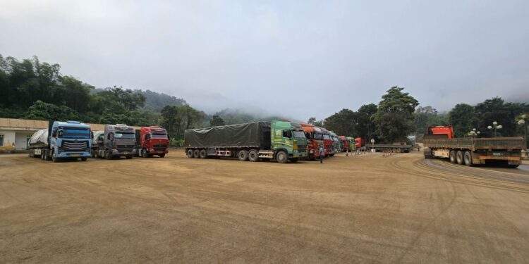 Khu vực bến bãi tại cửa khẩu Na Mèo.