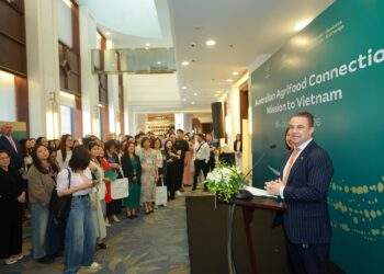 Tham tán thương mại Australia phát biểu trước các doanh nghiệp.